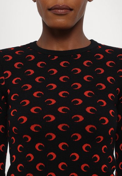 Černý pletený svetr se vzorem opakujících se červených srpů měsíce, kulatým výstřihem a texturovanou tkaninou.