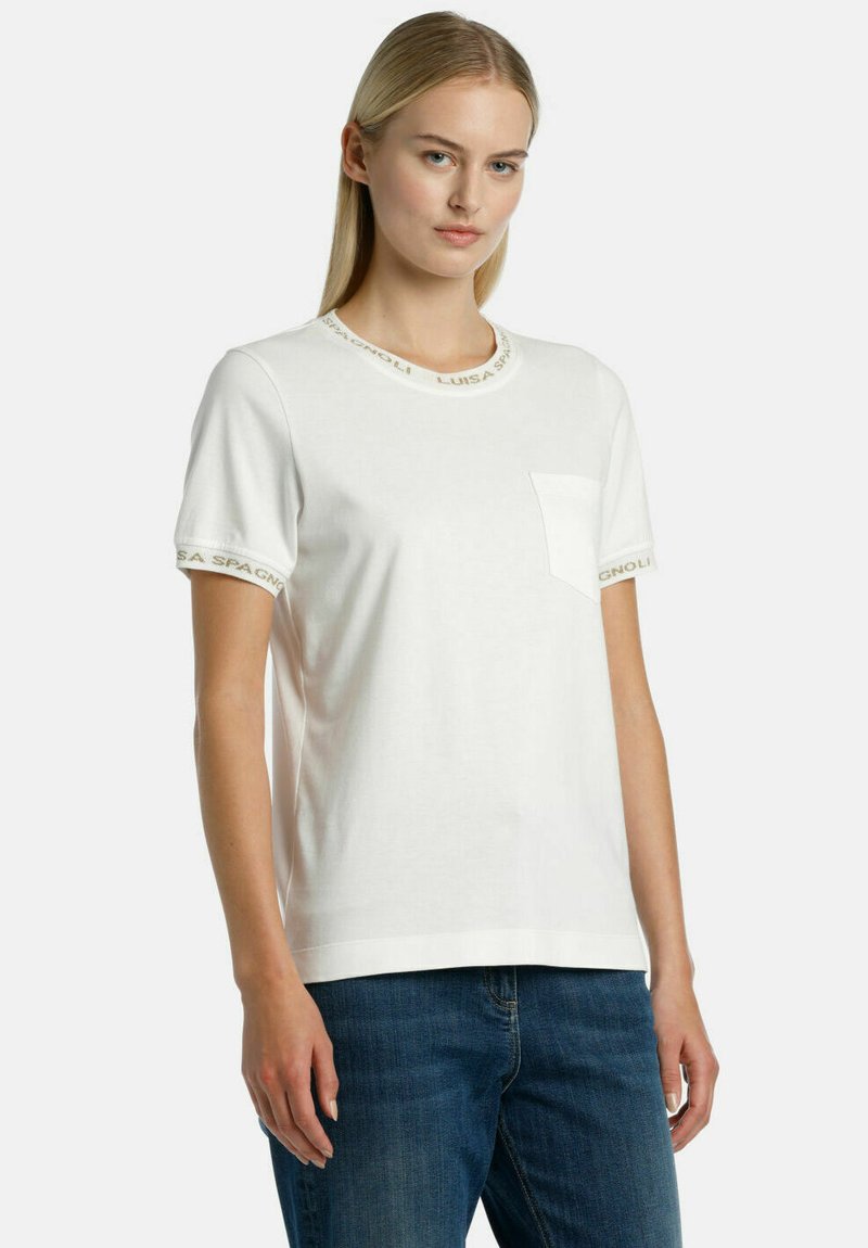 Tricou alb din bumbac, cu mâneci scurte, guler rotund cu detalii logo și un buzunar pe piept. Design simplu, relaxat.