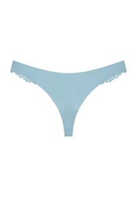 Jasnoniebieski string z gładką teksturą tkaniny, z koronkowymi detalami wzdłuż pasa i brzegów. Prosty, minimalistyczny design.