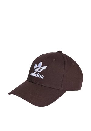Casquette de baseball Adidas marron avec logo trèfle blanc et texte sur le devant, avec une visière courbée et des trous de ventilation cousus.