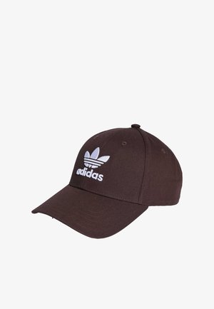 Casquette de baseball Adidas marron avec logo trèfle blanc et texte sur le devant, avec une visière courbée et des trous de ventilation cousus.