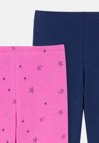 Due paia di leggings: uno rosa brillante con motivi a stelle e vortici, e uno blu navy solido, entrambi realizzati in tessuto morbido e elasticizzato.