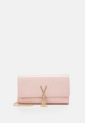 Pochette rectangulaire rose clair avec couture verticale, fermoir en forme de V doré, détail pompon et chaîne dorée attachée sur fond blanc.