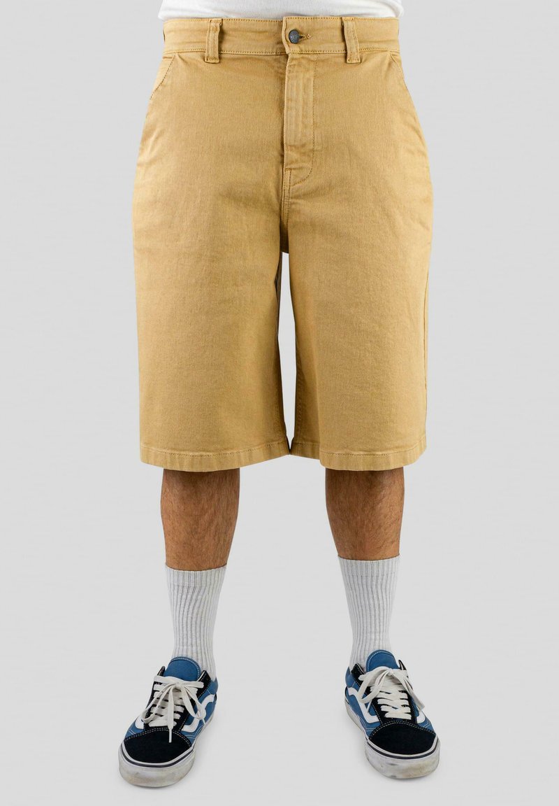 Knehøye khaki shorts laget av bomull, med rett snitt, frontlommer og et belte med metallknapplukking.