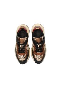Sneaker im Leopardenmuster mit schwarzen, braunen und metallischen Akzenten. Verfügt über ein strukturiertes Obermaterial und ein gestuftes Sohlen-Design. Schwarze Schnürsenkel und kontrastierende Zunge.