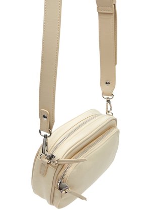 Lille beige crossbody taske med to lynlåslommer og justerbar bred skulderrem med metalspænder.