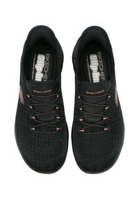 Zapatos slip-on negros de Skechers con patrón texturizado, plantilla de espuma con memoria refrigerada por aire y detalles en rosa en los cordones y el logo.