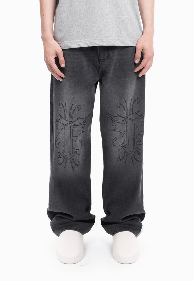 Temno sive jeans hlače iz jeansa z ohlapnim krojem, ki imajo na sprednji strani črne vezenine, oblikovane s pravokotno širino nogavic in enostavnim robom.