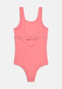 Ροζ ολόσωμο μαγιό με στρογγυλή λαιμόκοψη, φαρδιές τιράντες και λεπτομέρεια με άνοιγμα. Κατασκευασμένο από λεία, ελαστική ύφανση με ελάχιστες ραφές.