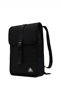 Zaino nero realizzato in materiale resistente, dotato di una patta frontale, spallacci regolabili e un logo all'emblema nell'angolo inferiore.