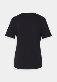 Zwart T-shirt met korte mouwen en ronde hals, gezien van achteren tegen een effen lichtgrijze achtergrond.