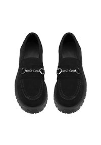 Zwarte suède loafers met een metalen kettingaccent en rubberen zool, met stiksel langs de randen. Plat, afgerond te ontwerp.