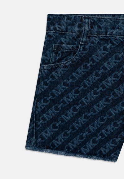 Pantalones cortos de mezclilla oscura con un estampado en todo el cuerpo del logo de MK, dobladillo deshilachado y un bolsillo frontal. El material parece resistente y texturizado.