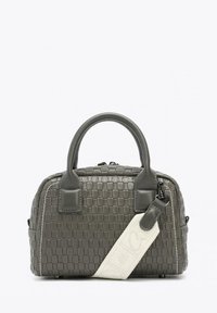 Borsa intrecciata grigia con manici superiori arrotondati, forma rettangolare, texture in pelle, dotata di una tracolla bianca regolabile con dettagli del logo.