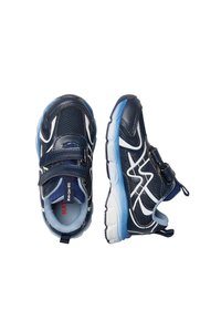 Sneakers per bambini blu navy e bianchi con suole azzurro chiaro, pannelli in rete e doppie cinghie in Velcro, mostrati in visione dall'alto e laterale.