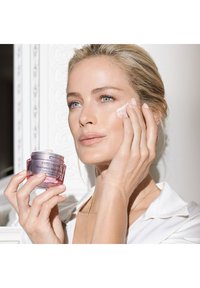 ESTÉE LAUDER ESTÉE LAUDER RESILIENCE MULTI EFFECT  TRIPEPTIDE FACE AND NECK - Gesichtscreme - normale haut  mischhaut