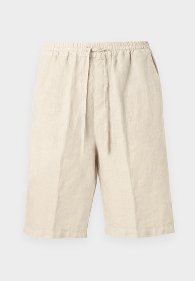 Shorts en lin beige avec une taille élastique, une fermeture à cordon et des poches latérales. Caractérisés par une coupe décontractée et une texture douce.