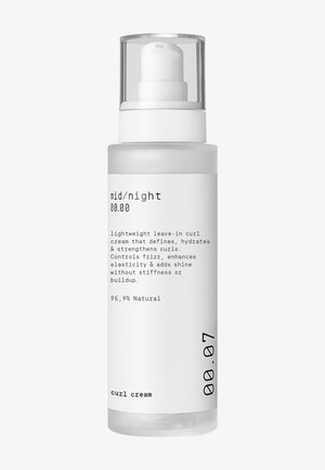 Fles lichte leave-in krulcrème met het label "mid/night 00.00," ontworpen om krullen te definiëren, te hydrateren en te versterken, met 95,9% natuurlijke ingrediënten.