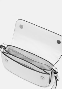 Biała skórzana torba na ramię z czarnymi detalami, zapięciem na zatrzask i dwoma wewnętrznymi przegrodami. Gładka tekstura i minimalistyczny design.