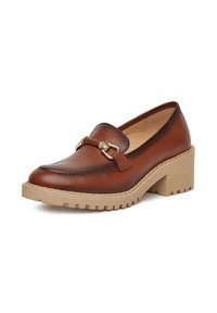 Hnědé kožené loafery s kulatou špičkou, dekorativním zlatým kováním a masivní béžovou podrážkou s vzorovým dezénem pro lepší trakci.