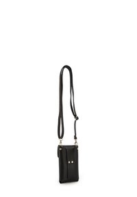Schwarze Leder-Crossbody-Tasche mit strukturiertem Finish, ausgestattet mit einem Vorderklappenverschluss, zwei silbernen Nieten und einem abnehmbaren Tragegurt.