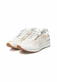 Zapatillas de deporte con cordones que presentan una parte superior de cuero blanco perforado, acentos plateados, un zipper lateral y una suela de goma texturizada para mayor agarre.