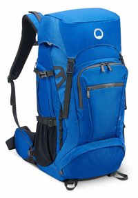 Zaino da esterno blu con molteplici tasche con zip, spallacci regolabili e una finitura testurizzata. Presenta dettagli in accento nero e un lembo superiore.