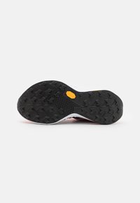 Suola in gomma nera con un motivo di battistrada aggressivo, con un logo vibram giallo evidente. La parte superiore ha un design bianco e rosa.