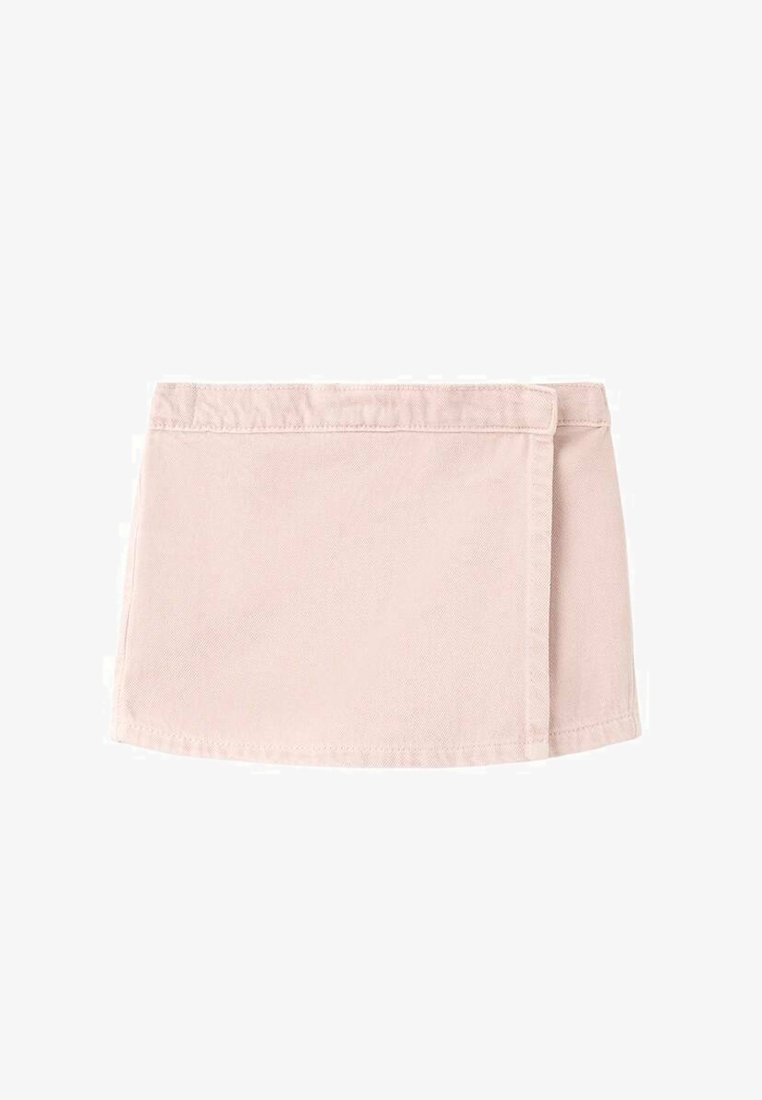 Jupe en denim rose pâle avec un design simple et droit, présentant un détail de ceinture latérale et un ourlet net pour une apparence épurée.