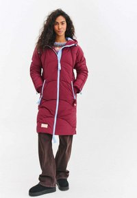 Bordeaux zateplený kabát se světle modrými akcenty, dlouhá délka, zapínání na zip a boční kapsy; navržený s prošívanými vzory pro tepelnou izolaci.