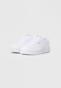Baltie kedas ar faktūru ādu, noapaļota purngala un masīvu balto gumiju zoli. Satur diskrētu Puma logo zeltā un klasisku auklu dizainu.