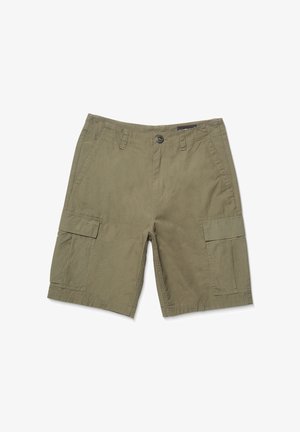 Shorts cargo en vert olive, fabriqués à partir d'un tissu léger. Présentent des poches latérales, une fermeture à bouton et une coupe droite. Texture durable.