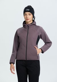 Giacca con cappuccio viola con motivo testurizzato, pannelli laterali neri, chiusura lampo frontale e tasche. Indossata con pantaloni neri, il modello ha i capelli raccolti.
