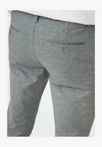 Unselected, balsam green