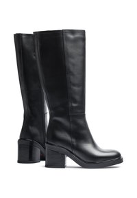 Botas negras hasta la rodilla, fabricadas en cuero suave, con un tacón grueso y una cremallera lateral. Diseño minimalista sin patrones adicionales.