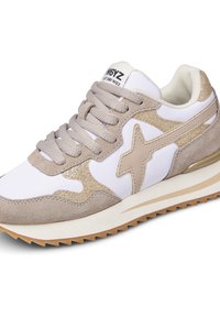 Sneakers con una toma superiore in tessuto bianco, accenti in suede beige e dettagli in glitter dorato. Presentano una suola in gomma e lacci testurizzati.