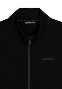 Giacca nera con zip realizzata in materiale morbido con colletto alto. Presenta un logo a contrasto in ricamo tono su tono sul lato sinistro del petto.