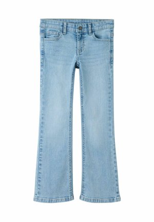 Jasnoniebieskie jeansy z denimu z lekkim rozszerzeniem, z przodem zapinanym na guzik i zamek błyskawiczny oraz z pięcioma kieszeniami na białym tle.