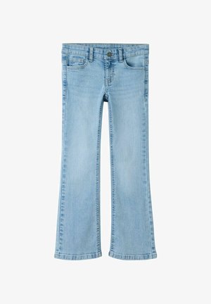 Jasnoniebieskie jeansy z denimu z lekkim rozszerzeniem, z przodem zapinanym na guzik i zamek błyskawiczny oraz z pięcioma kieszeniami na białym tle.