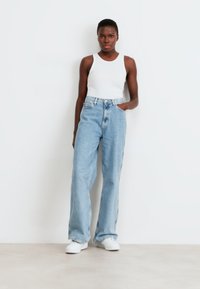 Tommy Jeans CLAIRE - Brīva piegriezuma džinsi - denim light