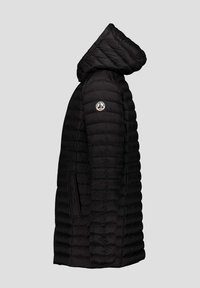 Giubbotto imbottito nero con cappuccio, caratterizzato da una texture a righe orizzontali, tasche laterali e un emblema sulla spalla sinistra.