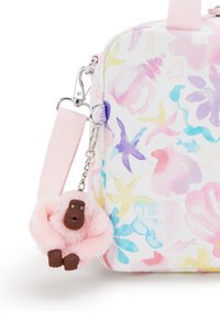 Bolso de tela suave con un patrón floral en tonos pastel de rosa, azul y amarillo. Presenta una correa rosa y un llavero en forma de mono como acento juguetón.