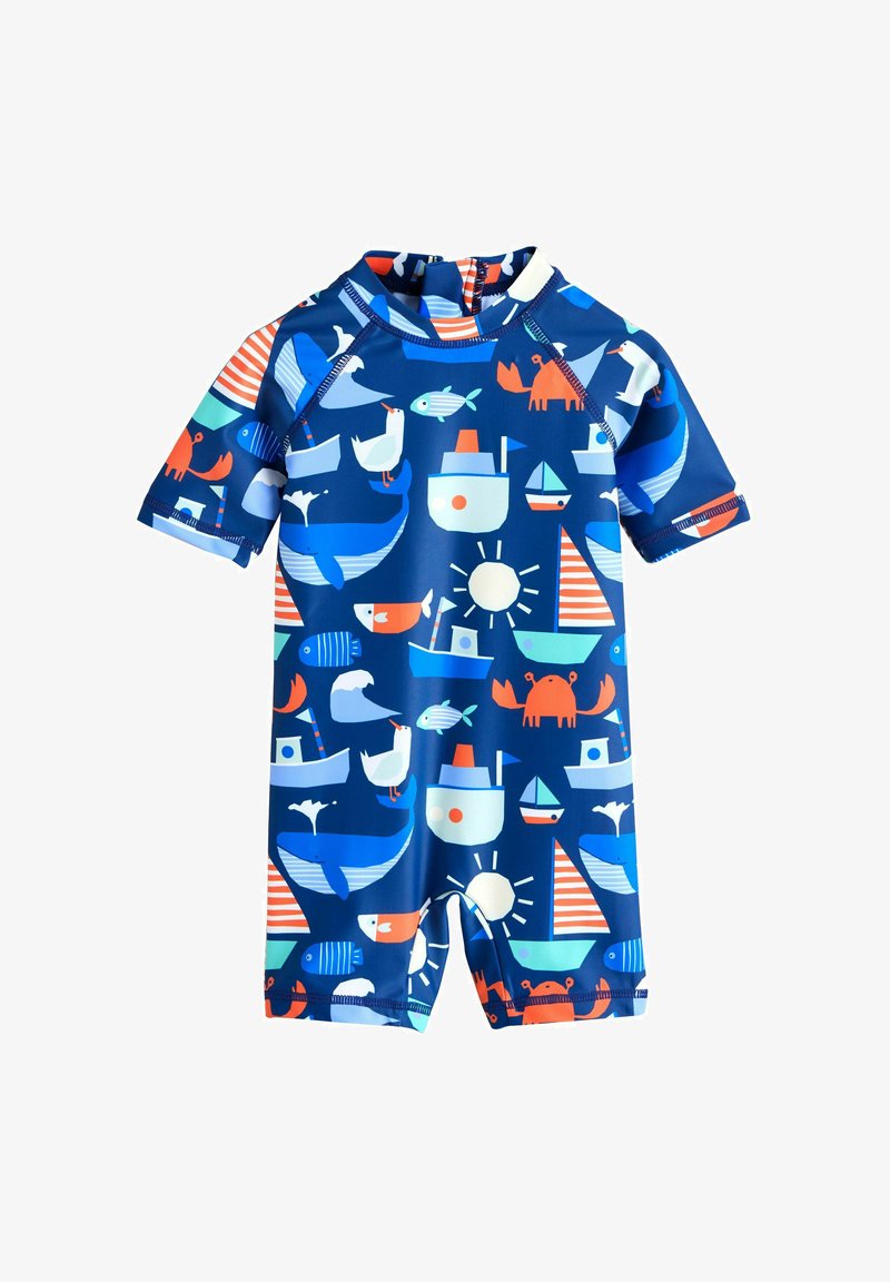 Maillot de bain pour enfants à manches courtes bleu avec des imprimés marins orange et blancs comprenant des baleines, des crabes, des bateaux, des poissons, des mouettes et un soleil.