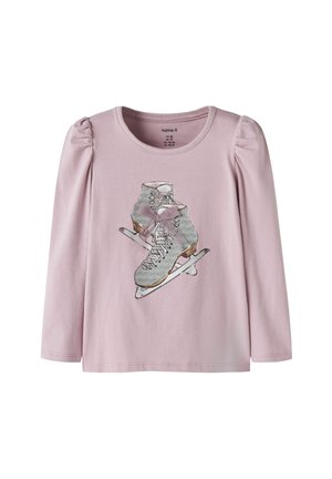 Lichtroze langemouwen shirt met opgeblazen schouders en een centrale afbeelding van vintage-stijl grijze schaatsen die vastgebonden zijn met een roze strik.