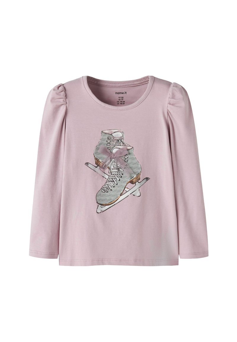 Lichtroze langemouwen shirt met opgeblazen schouders en een centrale afbeelding van vintage-stijl grijze schaatsen die vastgebonden zijn met een roze strik.