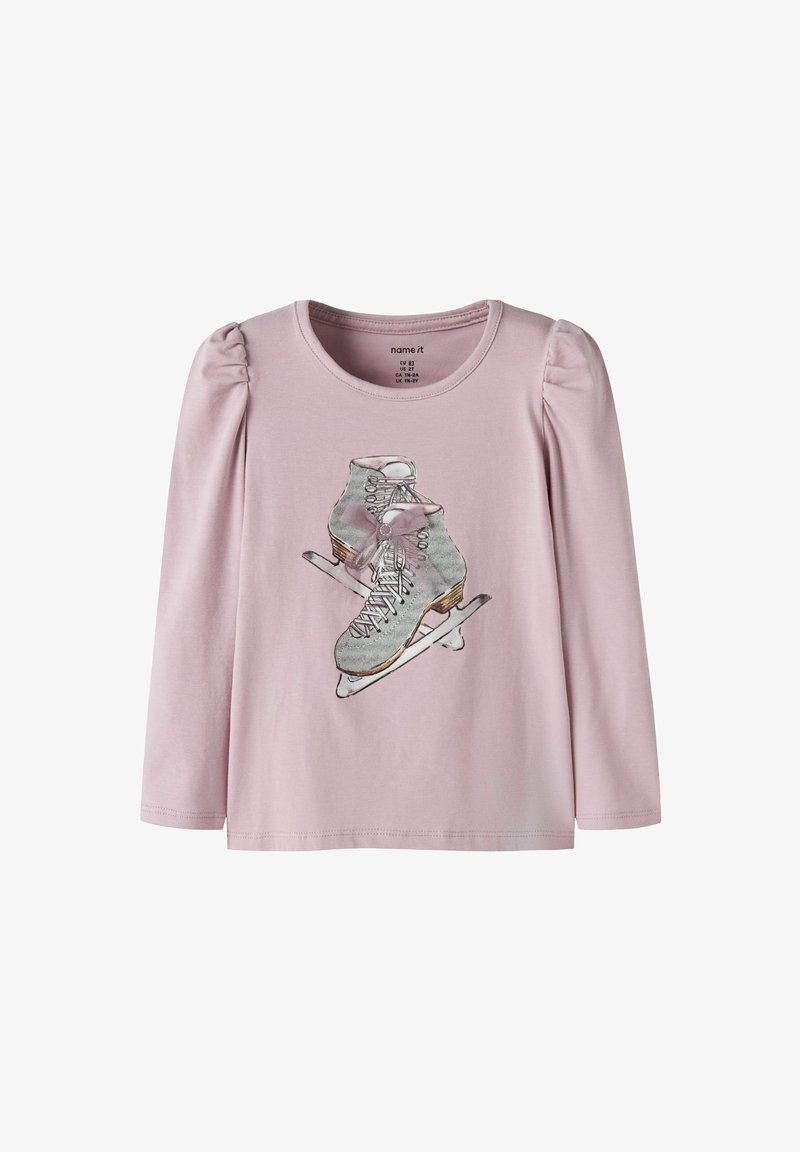 Lichtroze langemouwen shirt met opgeblazen schouders en een centrale afbeelding van vintage-stijl grijze schaatsen die vastgebonden zijn met een roze strik.