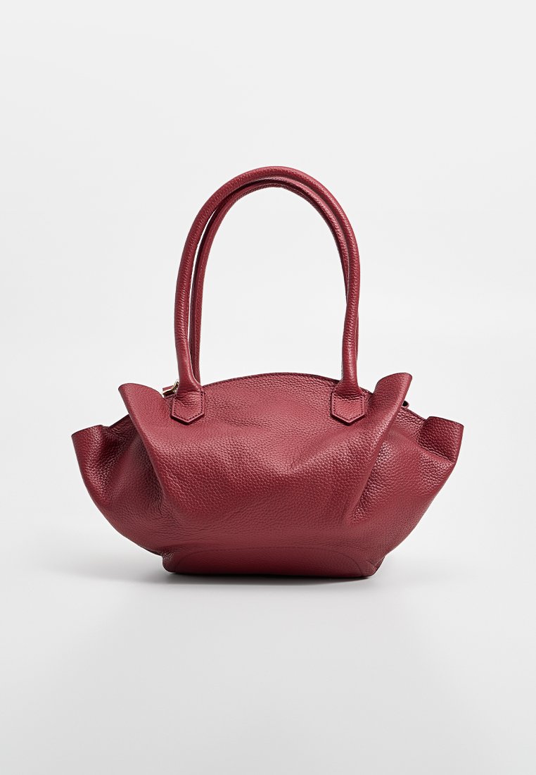Borsa a mano rossa in pelle con finitura texturizzata, forma arrotondata, due manici corti e dettagli di cucitura sottili.