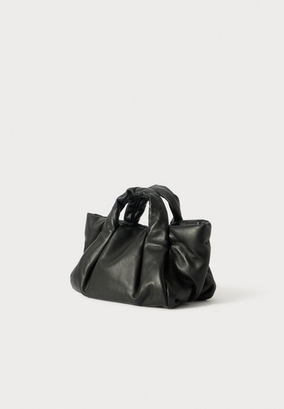 Μαύρη δερμάτινη τσάντα με μαλακό, πτυχωτό σχέδιο, που διαθέτει διπλούς ιμάντες και υφή. Συμπαγής σχήμα, χωρίς ορατά αξεσουάρ.