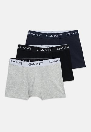 Trzy pary męskich bokserek GANT w kolorach szarym, czarnym i granatowym, każda z elastycznym paskiem z logo marki.