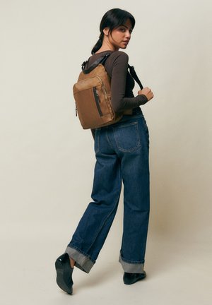 MISAKO NOVA - Malý batoh  - camel